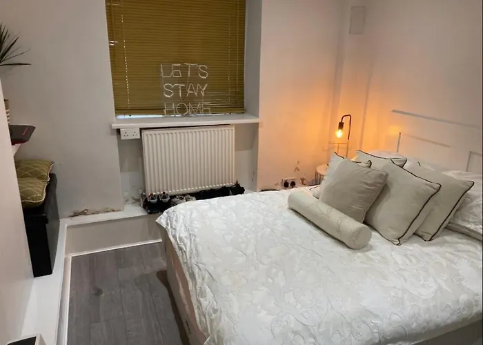 Central Private Double Bedroom In A 2Bedroom Apartment, Connected Via Underground, Overground And Many Bus Routes