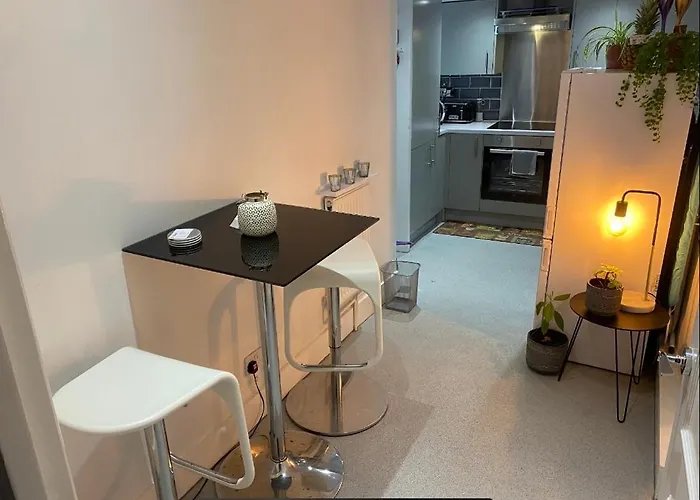 Central Private Double Bedroom In A 2Bedroom Apartment, Connected Via Underground, Overground And Many Bus Routes