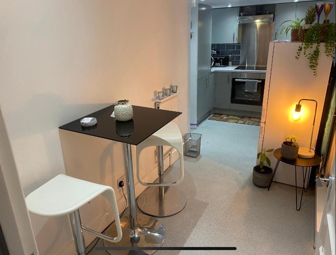 Private Double Bedroom In A 2bedroom Apartment, Connected Via Underground, Overground And Many Bus Routes * Лондон