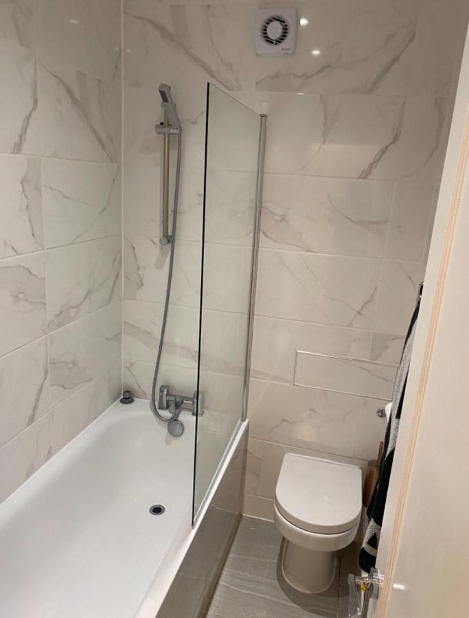 Private Double Bedroom In A 2bedroom Apartment, Connected Via Underground, Overground And Many Bus Routes Лондон