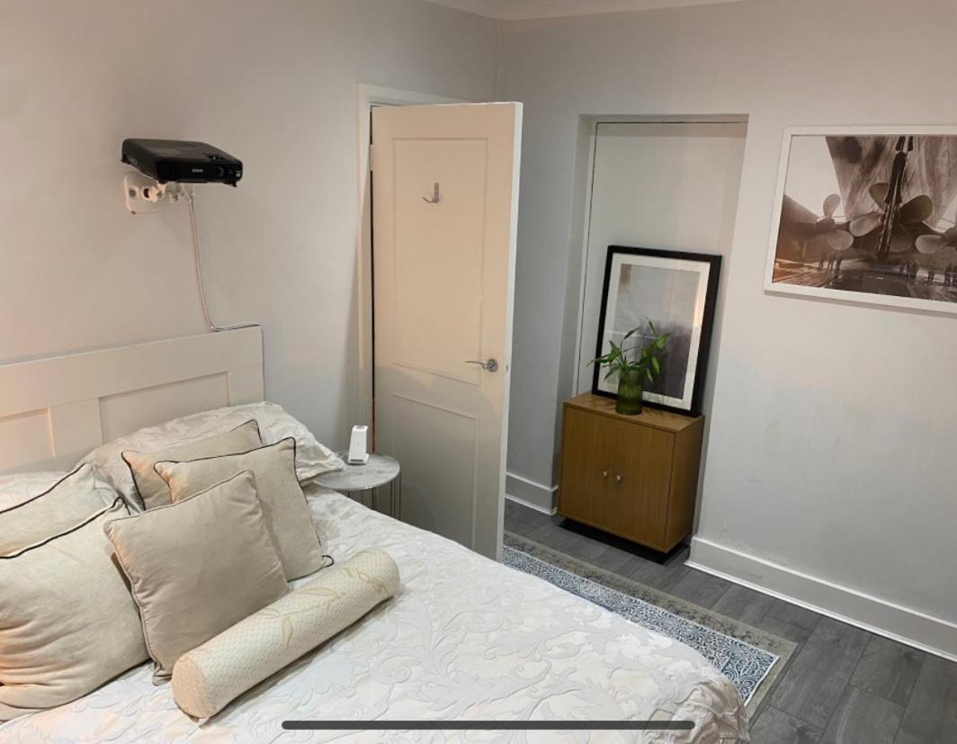 Апартаменты Private Double Bedroom In A 2bedroom Apartment, Connected Via Underground, Overground And Many Bus Routes Лондон